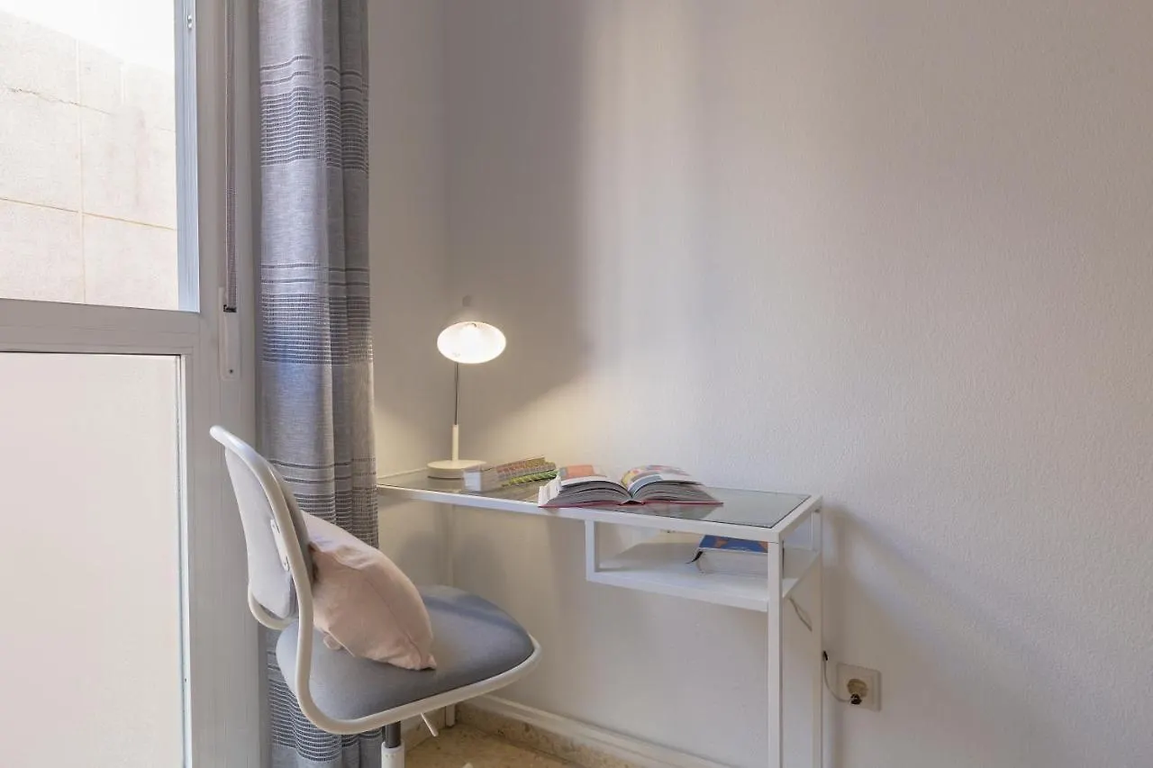 Luminoso Apartamento De Dos Habitaciones Con Terraza Y Parking En El Centro Malaga 0*,
