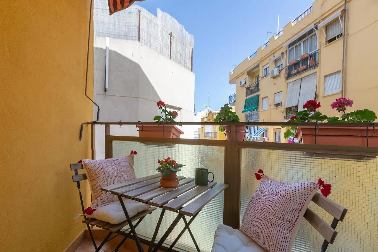 Luminoso Apartamento De Dos Habitaciones Con Terraza Y Parking En El Centro Malaga